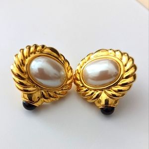 Vintage gold tone and Pearl  earrings for pierced ears.